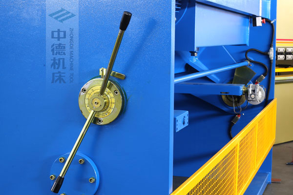 ZDSK-1232剪板機(jī)刀片間隙手動(dòng)調(diào)節(jié)器，刻度清淅，調(diào)節(jié)省力又簡便.jpg