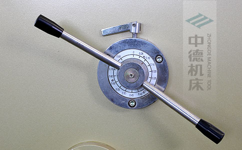 ZDS-840剪板機刀片間隙手動調節(jié)器，刻度清淅，調節(jié)省力又簡便.jpg